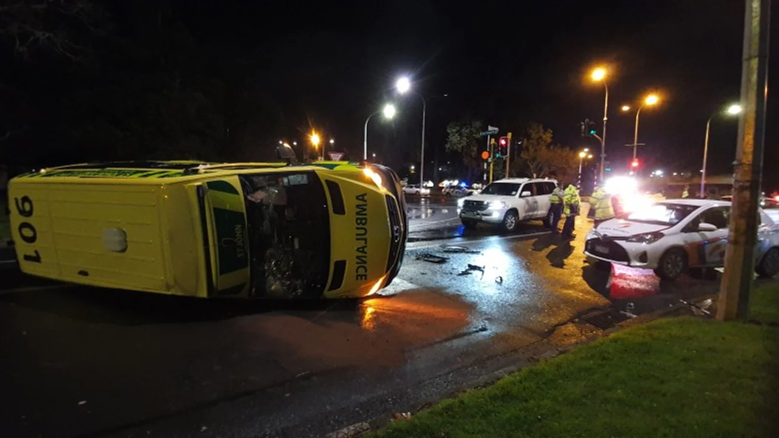 奥克兰救护车翻车！7人被送往医院