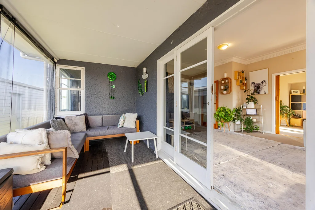Mayfair 3房  Private, Rear, Three Bed Home...