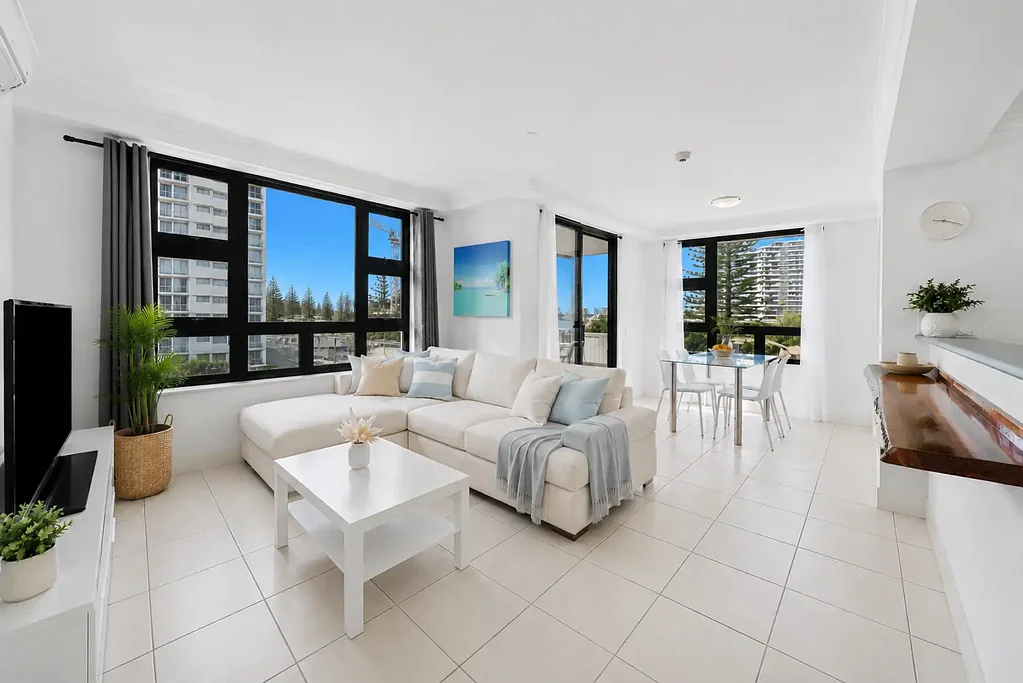 Broadbeach 2Phòng ngủ Vacant Coastal Living in the Heart of Broadbeach!