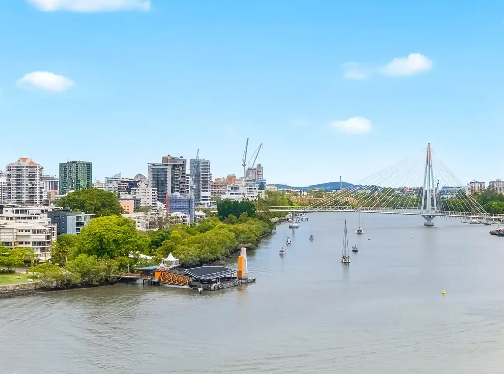 Brisbane City 4房 极致时尚全新翻修住宅，奢华装修，坐拥广阔美景 Ultra Chic Freshly Renovated Residence with Luxurious Finishes and Sweeping Views