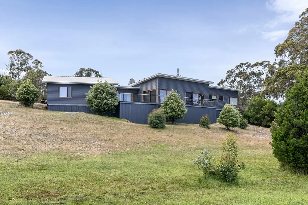 Lady Barron 4 Bedroom Sweeping Coastal Views-Modern Island Living for the Family