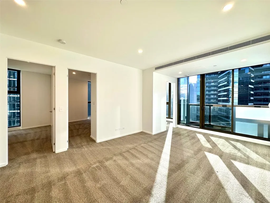 UNFURNISHED MAGNIFICENT CORNER THREE BEDROOM APARTMENT LOCATED IN HEART OF SOUTHBANK