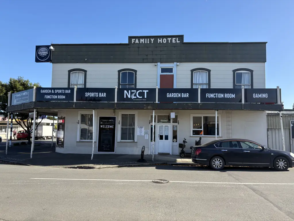 Otaki 8 Bedroom FAMILY HOTEL OTAKI - Iconic Pub with Accommodation