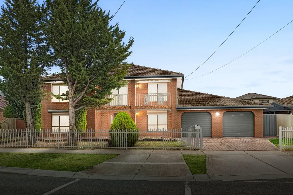 Hoppers Crossing 5ਬੈੱਡਰੂਮ First Time Offered - Grand Family Living in Prestigious Derrimut Heath! Buy one or Both!!