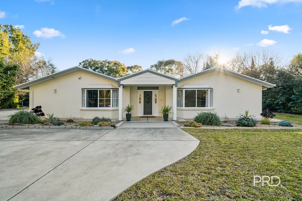 8 Clare Avenue, Wagga Wagga, NSW 2650