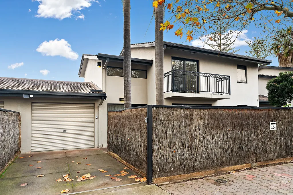 Glenelg East 3 Slaapkamer Stylish & Spacious Townhouse Living in the Heart of Glenelg East