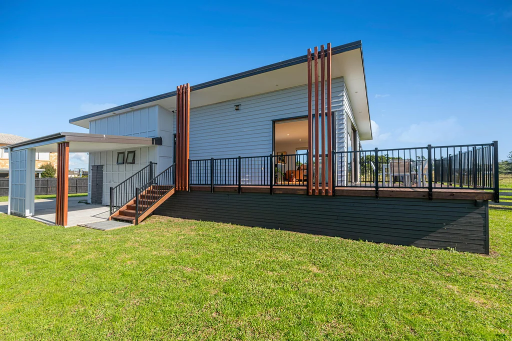 Parakai 3房  Modern Home with Stunning Rural Outlook