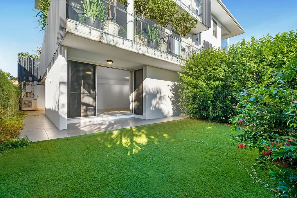GROUND FLOOR APARTMENT IN PRIME ASCOT LOCATION!