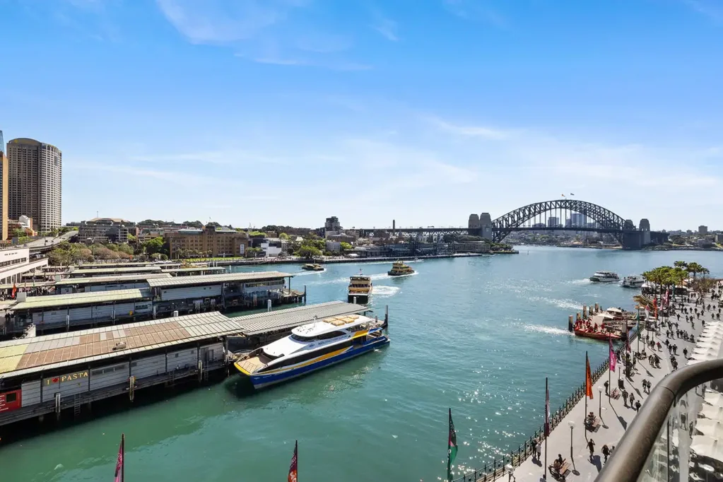 Luxuriously Furnished Apartment in Prestigious Position