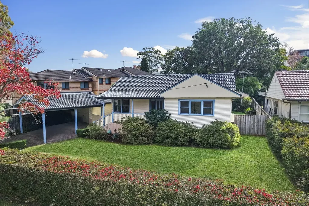 Baulkham Hills 3房 R3区777.8㎡宽27米 绿树成荫 街道 3卧带柜 现代厨房 SMEG电器 盐水泳池 娱乐区 便利交通 Prime Walk-to-Everything Location with Endless Future Potential