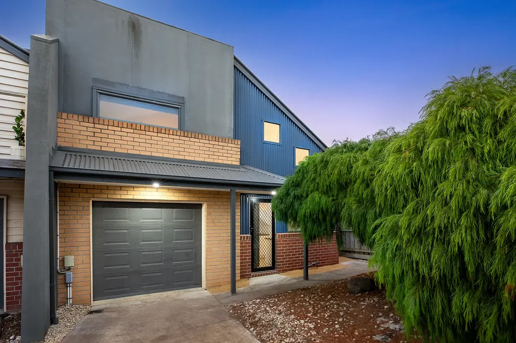 Ballarat East 2Kwarto Modern Inner-City Townhouse with Dual Living Areas and En-Suites