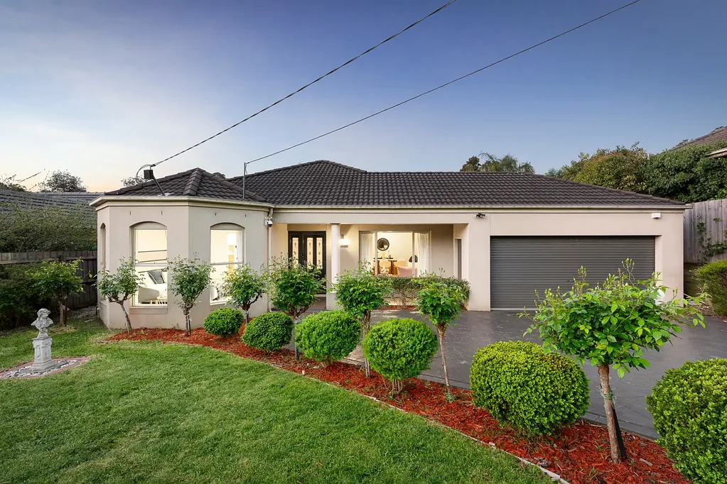 Forest Hill 5房 升级豪华设施 多功能生活空间 湖泊短途散步 显赫地段 宁静社区环境 令人瞩目的街道外观 Spacious single-level sanctuary steps from Blackburn