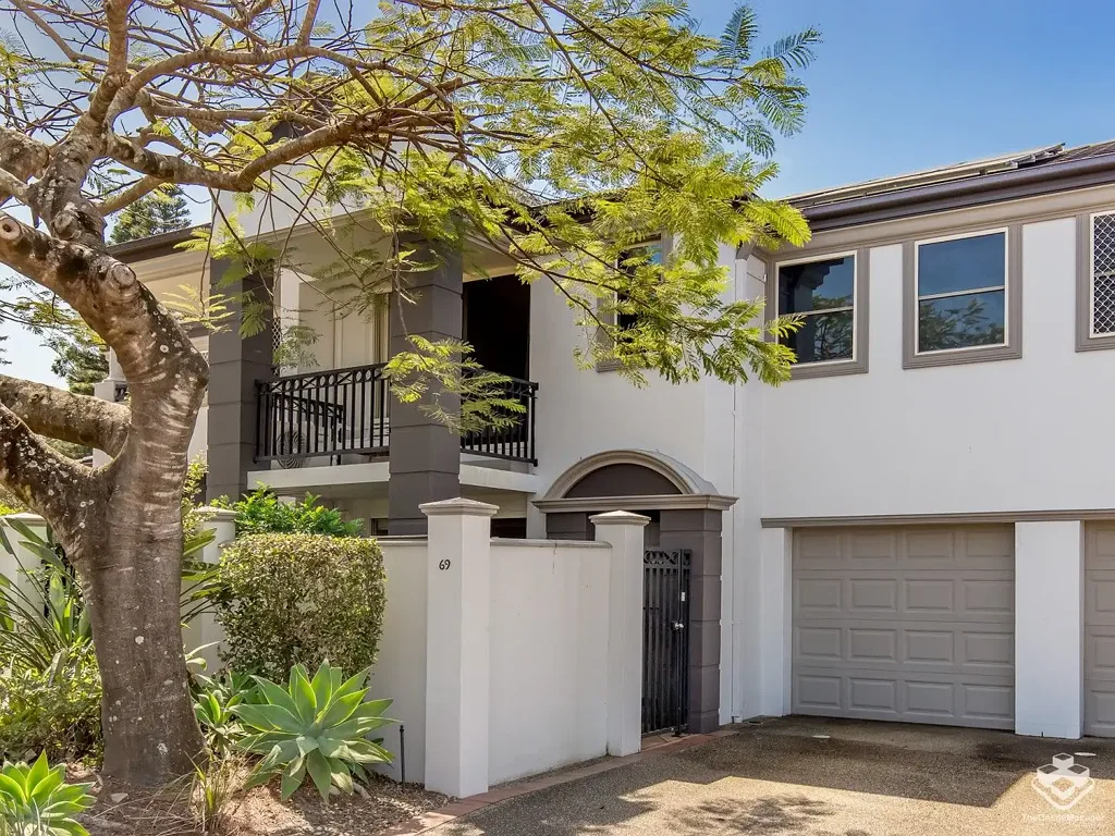 Coombabah 3Phòng ngủ Modern Resort-Style Living