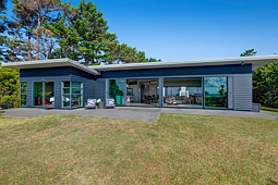 102 West Road, Kaukapakapa