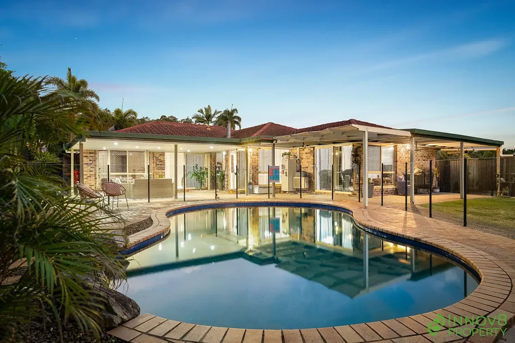 Albany Creek 4غرفة نوم Immaculately Presented Family Entertainer With Multiple Living Areas, A Sparkling Pool & An Ultra-Convenient Location!
