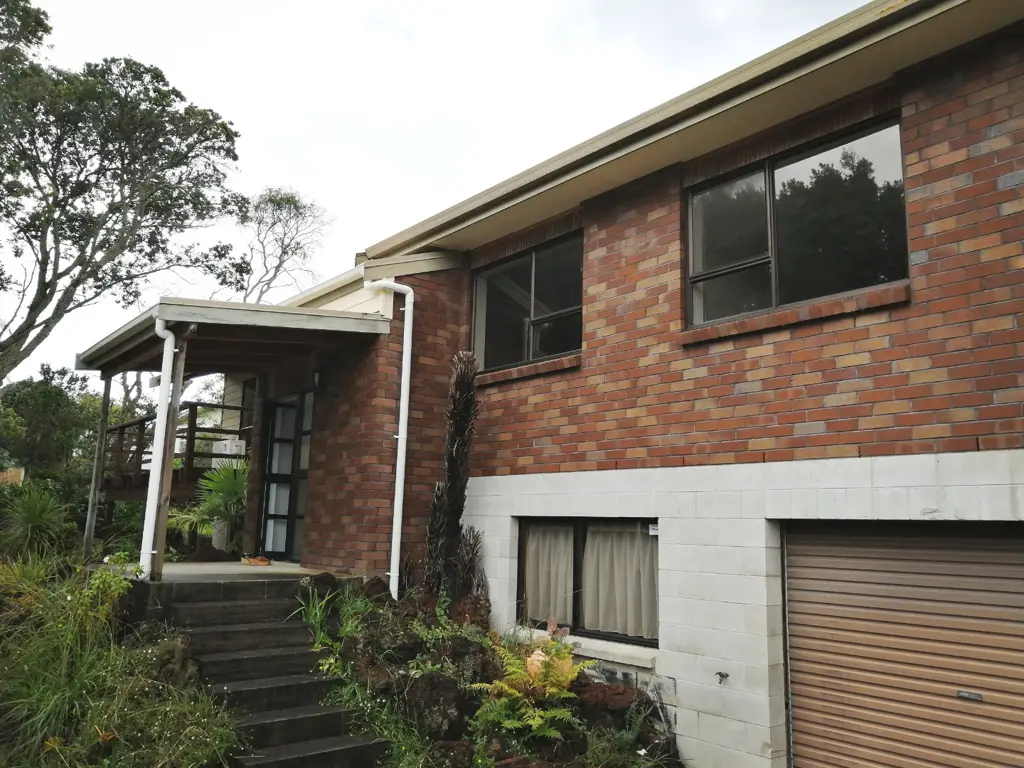 This lovely Large 2 storeys property offering 5 bedrooms 3 bathrooms