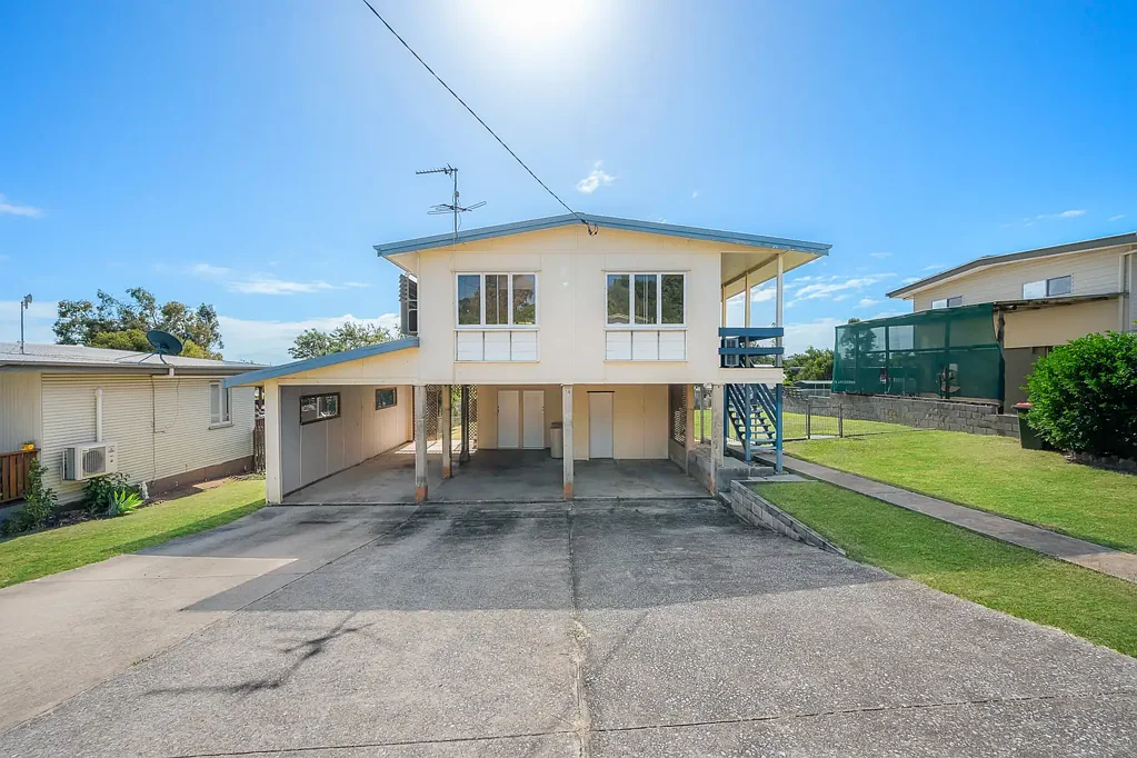 BRIGHT, HIGH SET HOUSE ON A QUITE STREET WITH HUGE BACKYARD