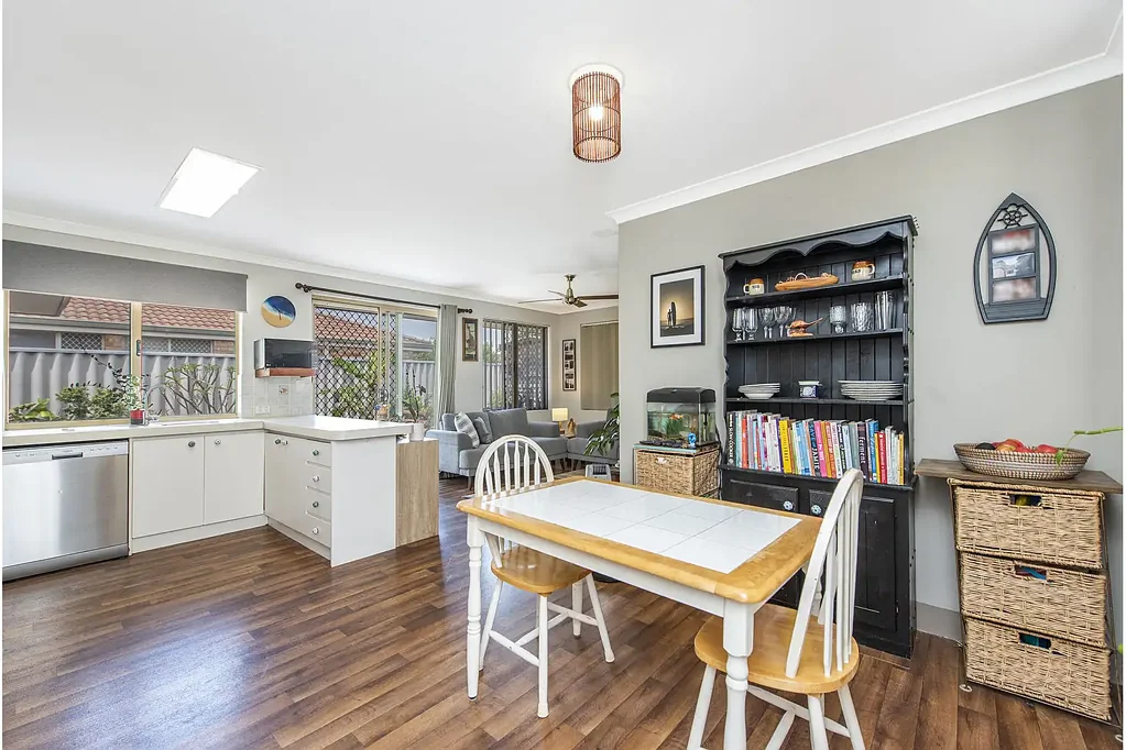 Waikiki 4બેડરૂમ IMPRESSIVE 4×2 PLUS STUDY HOME ON A CORNER BLOCK WITH SIDE ACCESS IN A GREAT LOCATION