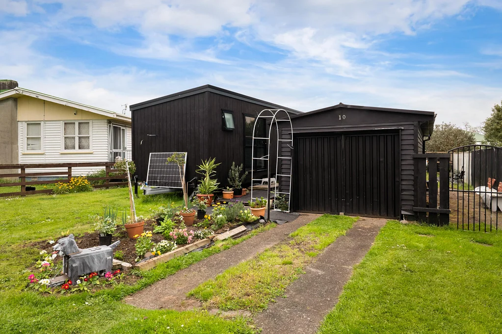 Paeroa Rare No Covenant Section + 30sqm Cabin Option
