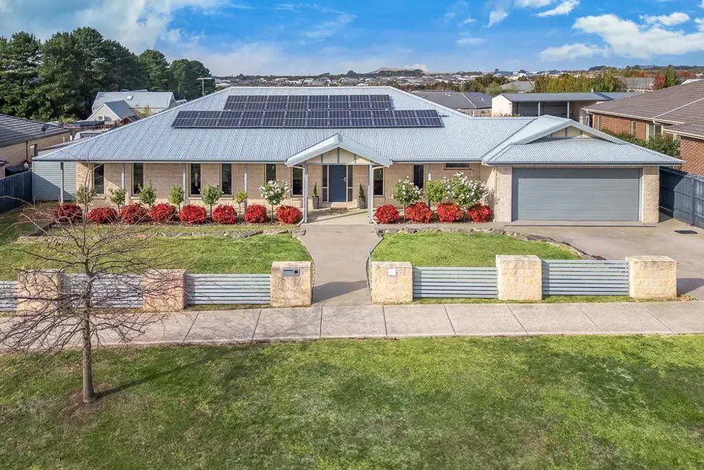 Gisborne 4Phòng ngủ Spacious Family Home with Pool, Theatre Room & Extensive Outdoor Living