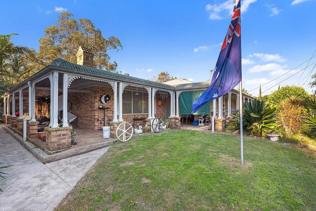 Tanilba Bay 4 Bedroom Extra Large 4 Bedroom Home, With The Wonderful Shed !