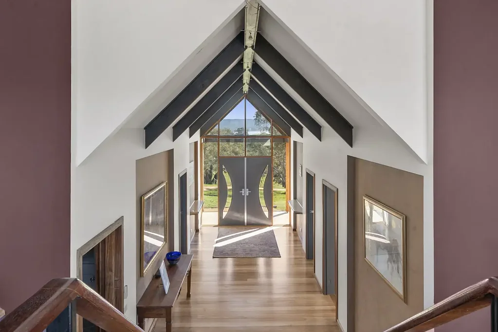 Howes Creek 5બેડરૂમ Unique home with stunning views to Lake Eildon and Mt Buller!