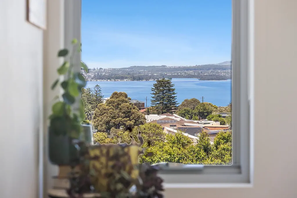 Lake Heights 4Kwarto Architectural Elegance with Ocean and Lake Views