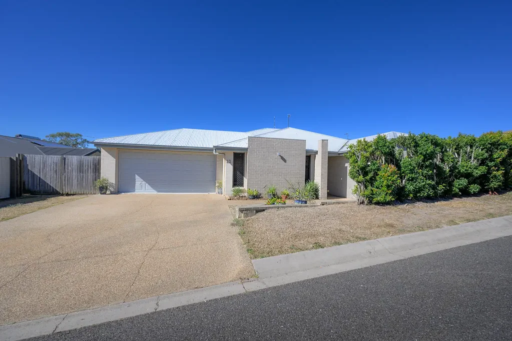 Clinton 4બેડરૂમ PERFECT FAMILY HOME…MEDIA ROOM…PEACEFUL OUTLOOK.. SIDE ACCESS FOR A BOAT OR CARAVAN