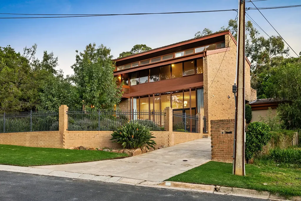 Burnside 4chambre Architecturally Impressive 2-Storey Residence with Gorgeous Gardens.