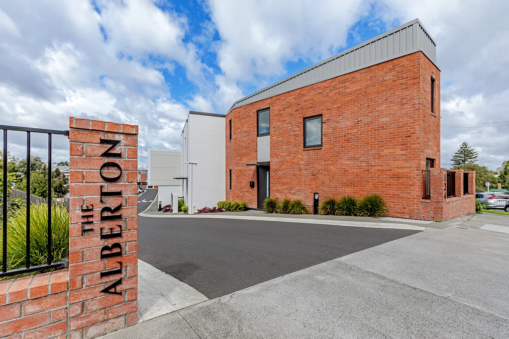 Mount Albert 3房  Spacious Corner Townhouse: Mt Albert's Best Spot