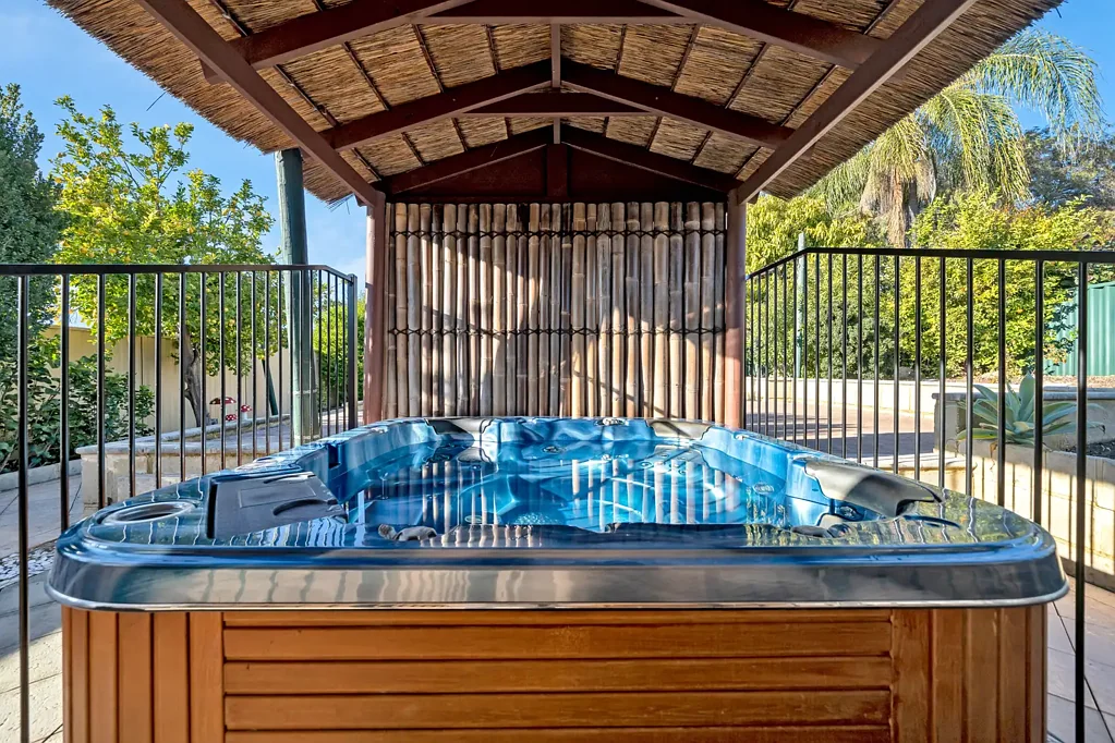 SPACIOUS FAMILY HOME WITH HUGE ENTERTAINING AREA