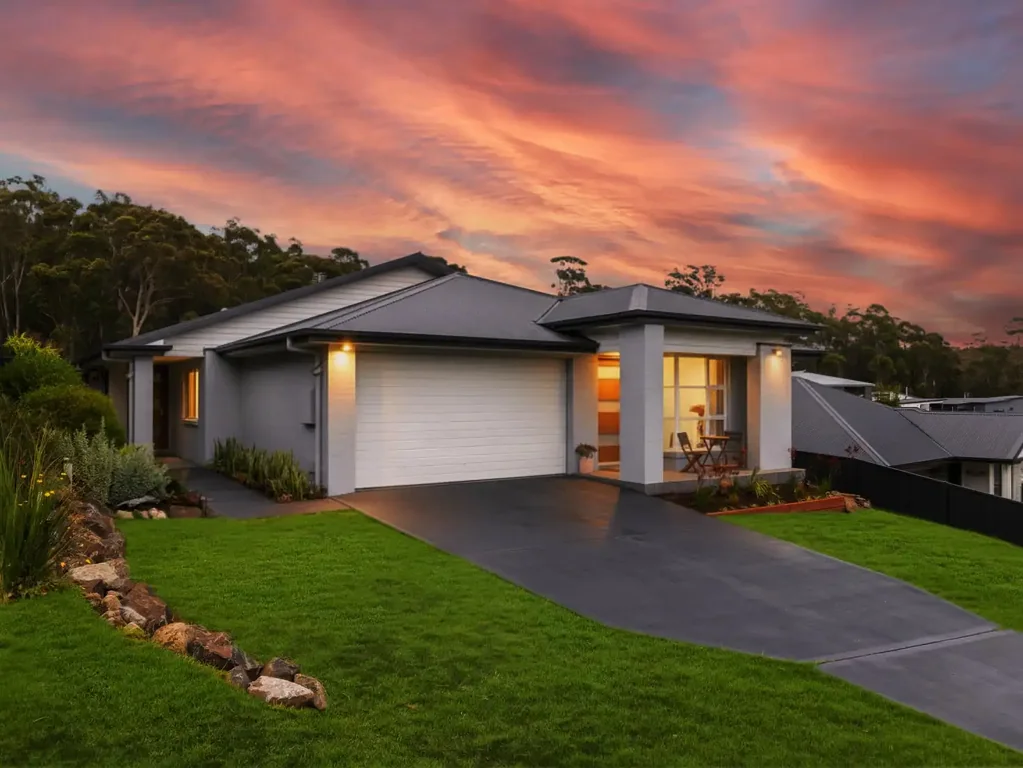 Malua Bay 5ਬੈੱਡਰੂਮ A Blue Chip Masterpiece -  With 2 bedroom Granny flat & Large Shed