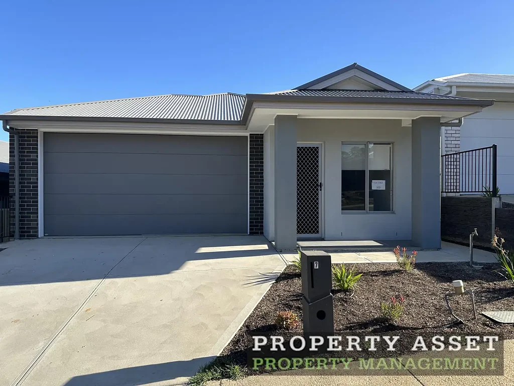 Newly Built 4 Bedroom Home with 13.3 kw Solar