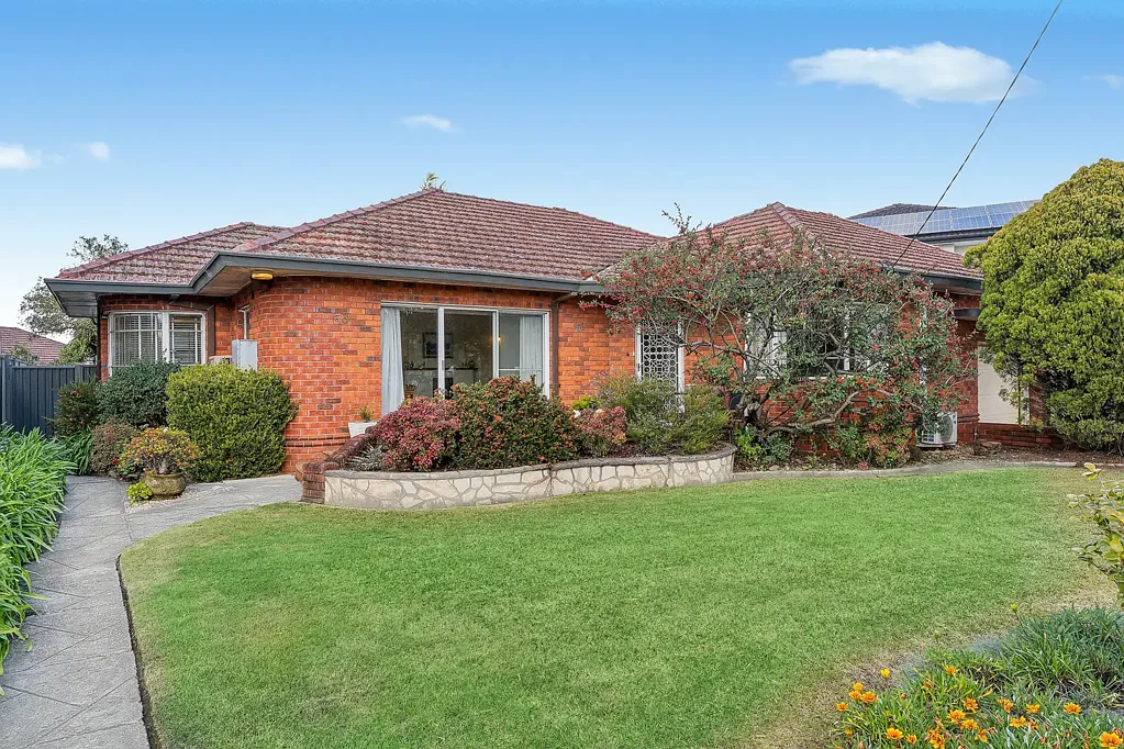 Beverly Hills 4ਬੈੱਡਰੂਮ Rare offering with 29m frontage in a premium pocket with endless potential