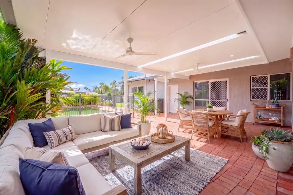 Mooroobool 4房  FRESH Family Living with Side Access & Pool