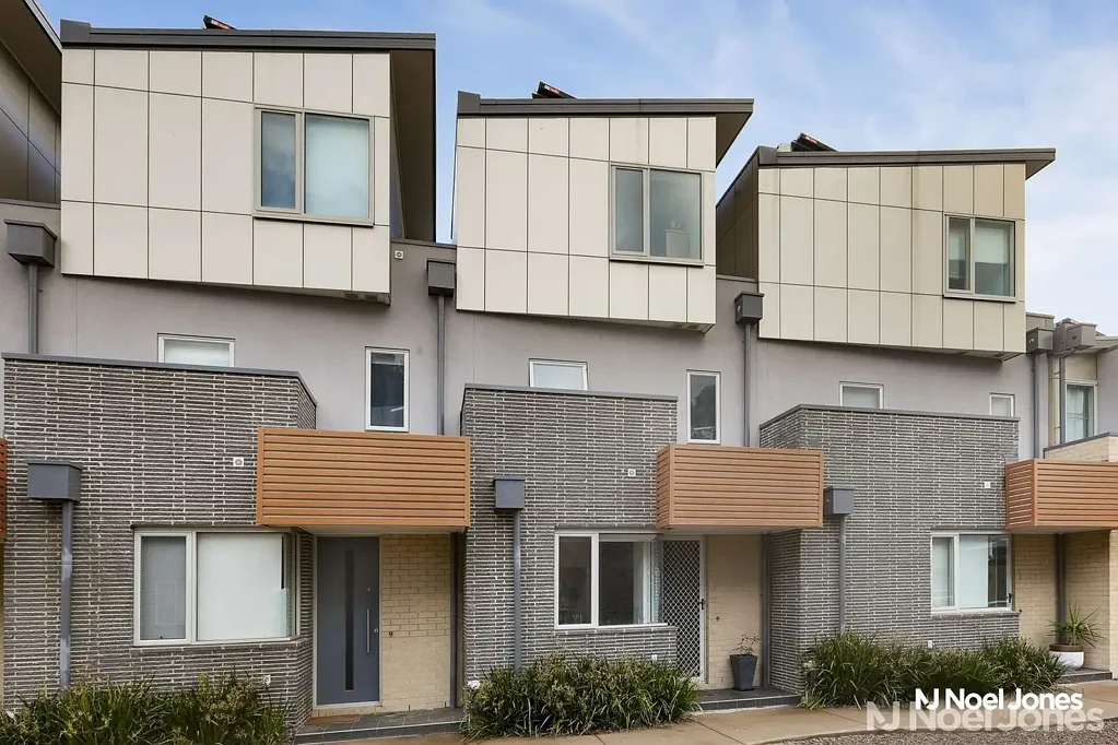 Thornbury Townhouse With Versatility