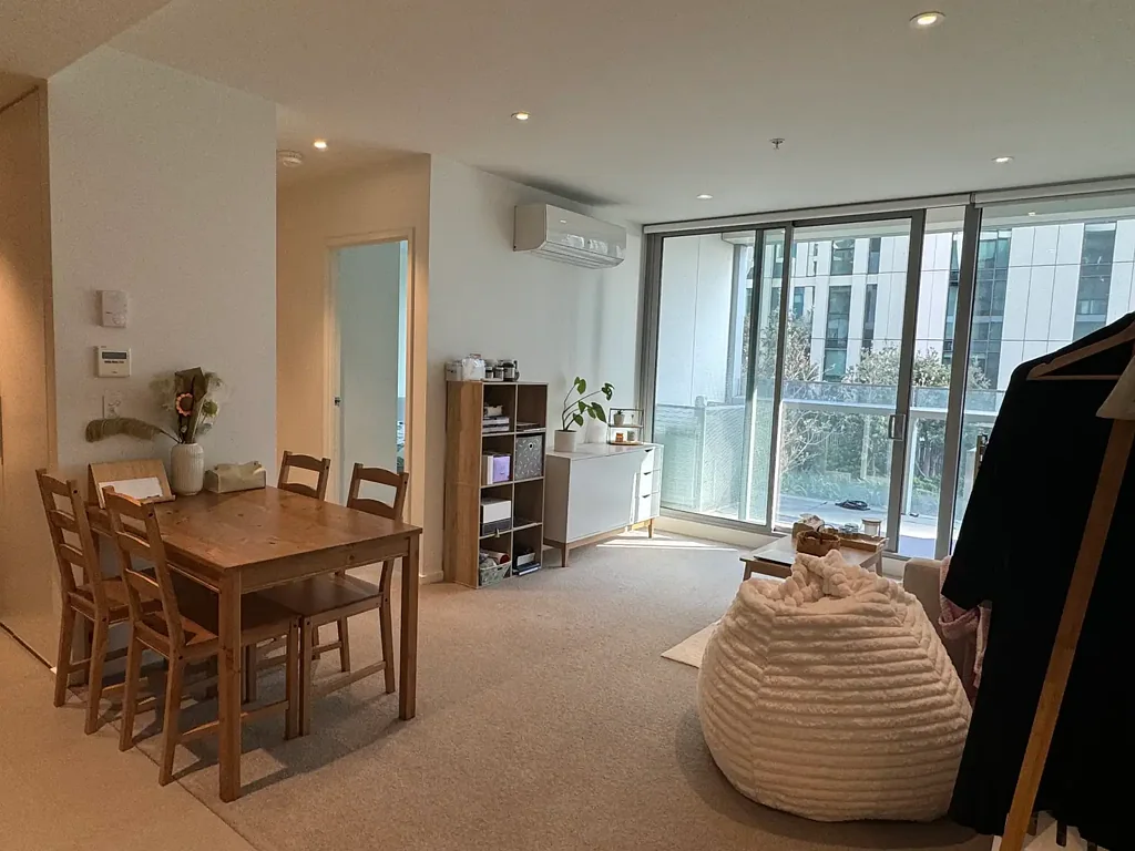 Stunning and Roomy One-Bedroom at 888 Collins