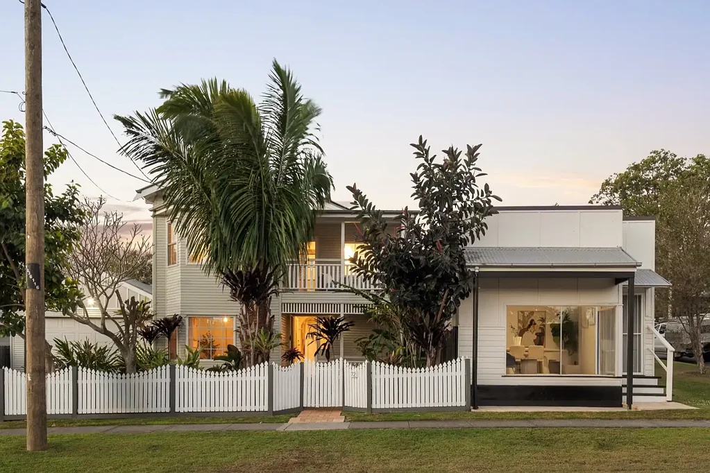 Seven Hills 4Kwarto Beautiful family Queenslander with separate commercial opportunity