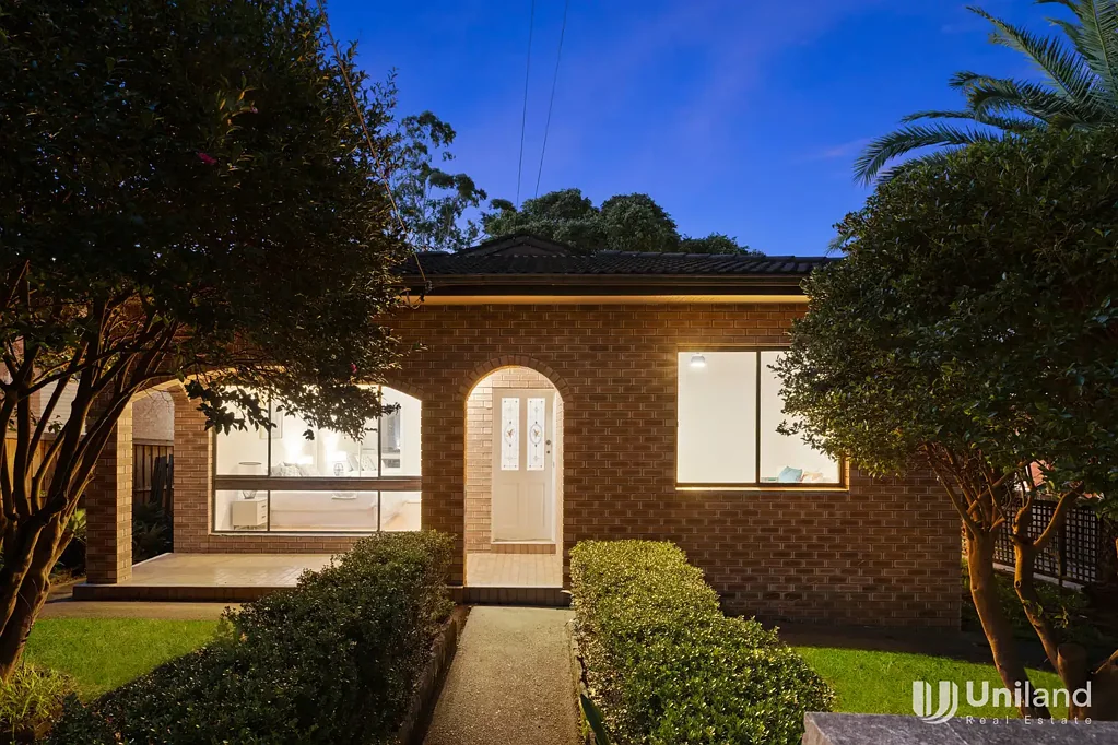 Epping 4Zimmer Character-filled family sanctuary with generous proportions and leafy surrounds, Walk to Metro & Shopping. Within Sought-After School Catchments !