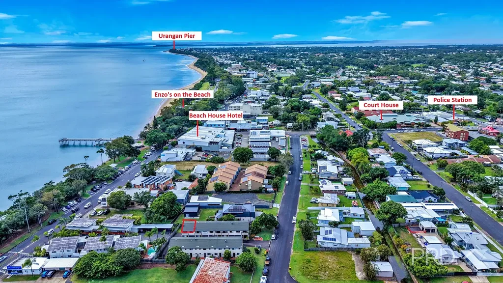Scarness 2 Slaapkamer 2 BEDROOM TOWNHOUSE - 1 STREET TO ESPLANADE - MODERN KITCHEN & BATHROOM - PRIVATE FENCED COURTYARD - SINGLE LOCK UP GARAGE WITH INTERNAL ACCESS