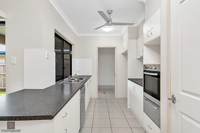 ਰਸੋਈ - 10 Lynd Street, Mount Sheridan, QLD 4868