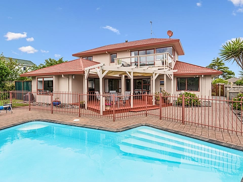 Paraparaumu Beach 4房  Price Slashed – Your Coastal Dream Awaits!