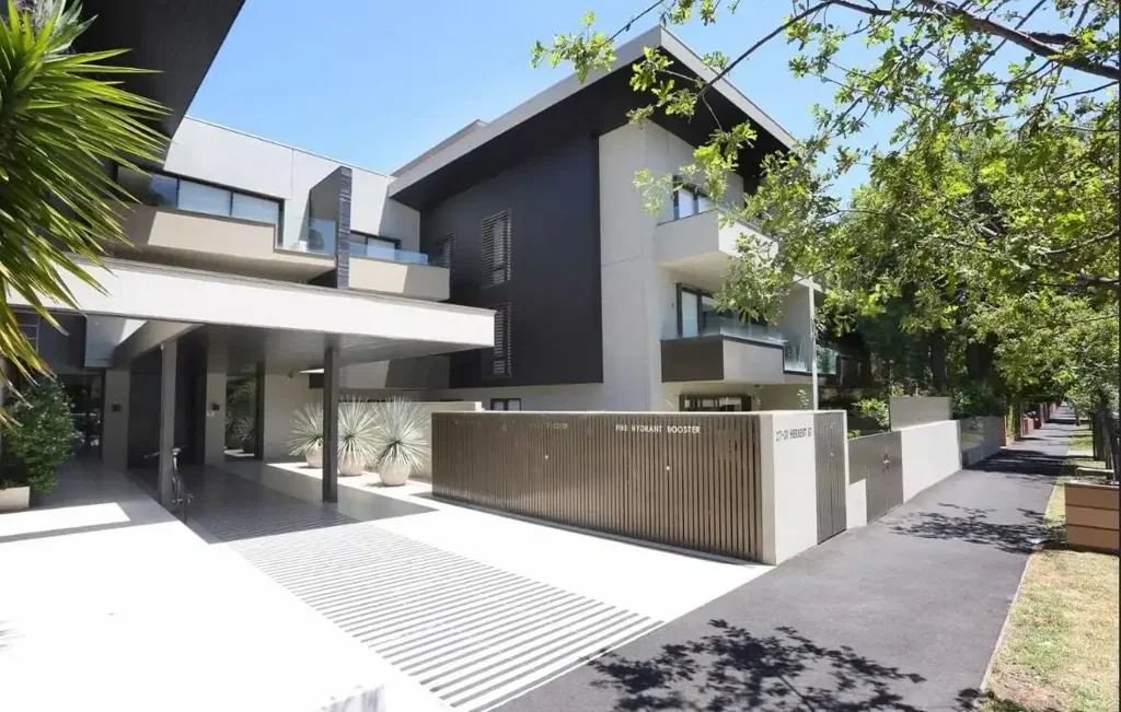 Modern Apartment with Luxury Courtyard