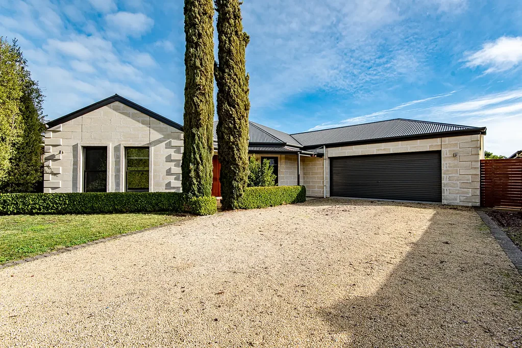 Naracoorte 4Kwarto Private, Family Living, Great Location - 1,302m2 Block