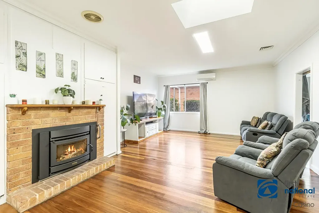 Casino 3 Bedroom Spacious 1950's Family Home - Great Position