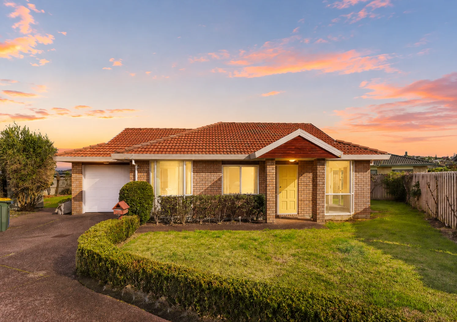 Ranui 2 Slaapkamer BIG house - BIGGER land - Bargain price!