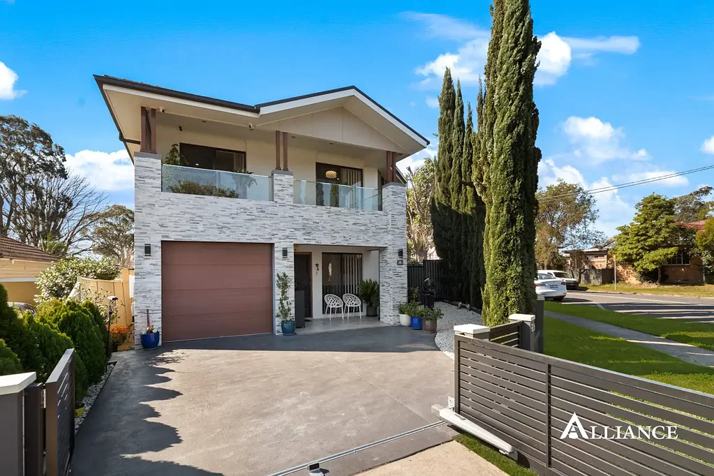 Panania 6બેડરૂમ Impressive Family Residence with Separate Granny Flat and Resort-Style Entertaining