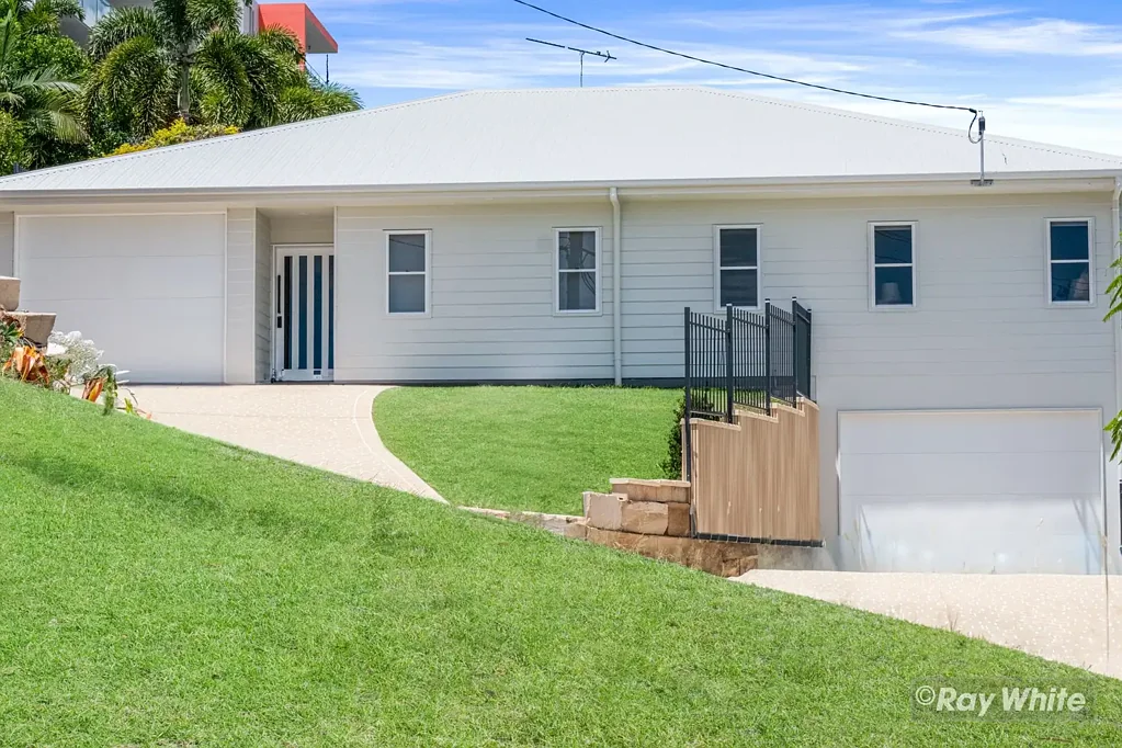 Yeppoon 3침실 City Living, Ocean and Town views!