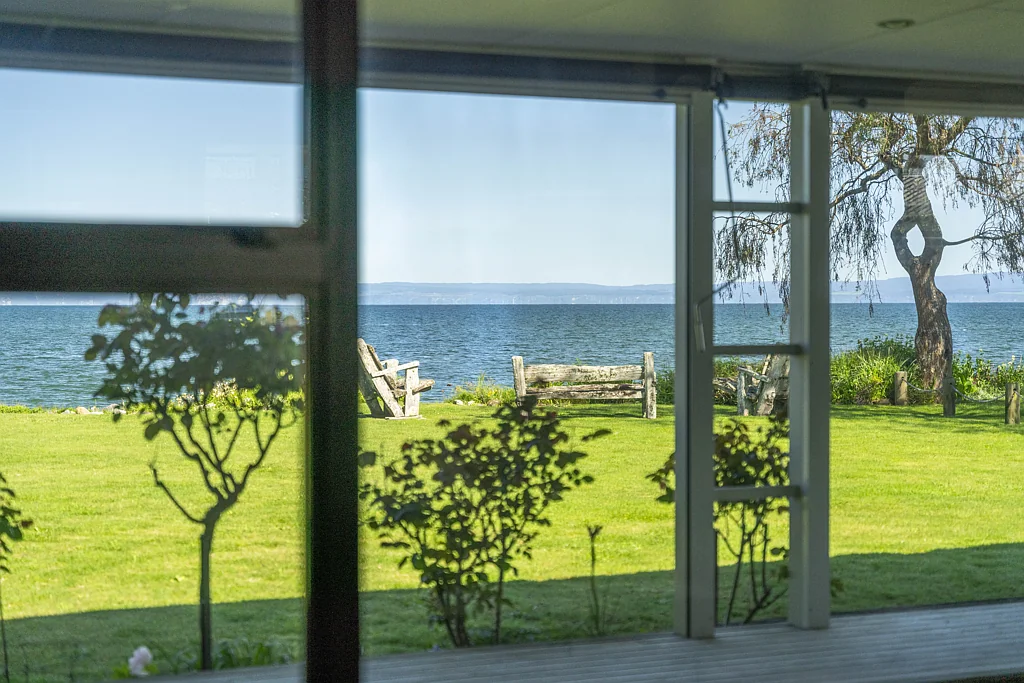 Waitahanui 3 Bedroom Lawn To Lake - Absolute Lakefront!