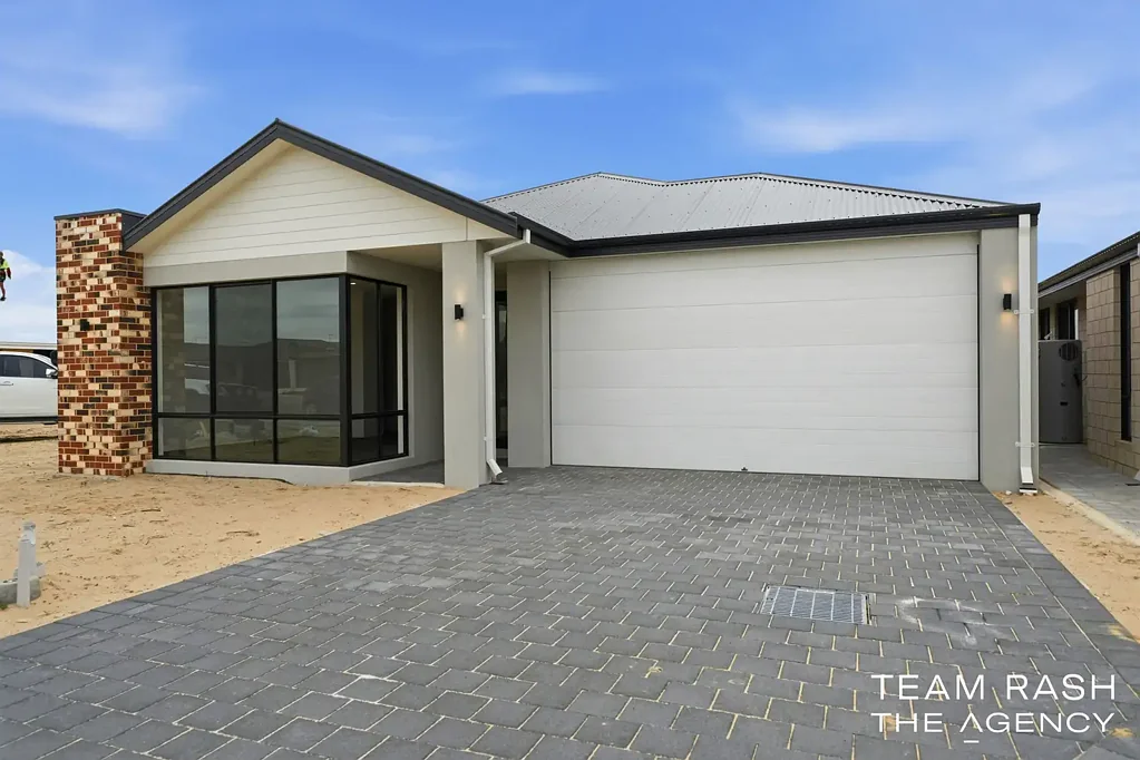Byford 3غرفة نوم Brand-New Contemporary Living with Theatre Room & Modern Style